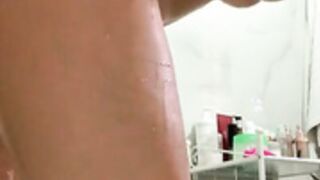 Nicolebella shower