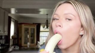 Laylabrooks0 / Laylabrooksvip sucking a banana