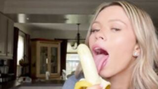 Laylabrooks0 / Laylabrooksvip sucking a banana