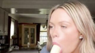 Laylabrooks0 / Laylabrooksvip sucking a banana