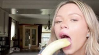 Laylabrooks0 / Laylabrooksvip sucking a banana