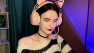 eunabiddlecome NN braless