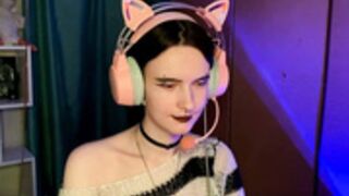 eunabiddlecome NN braless