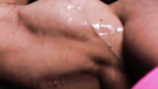 Paloma Parra flexing shredded body