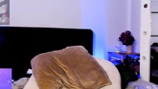 sima_wendy masturbating in fishnet