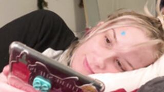 CosmicStarLight - facial while reading on her phone
