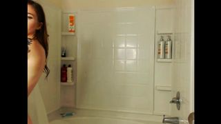 2.0 LaraLou under the shower