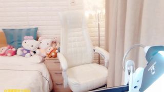 Chinese squirt girl in uniform masturbate with milk