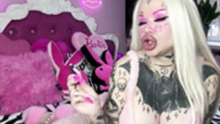 Nasty Bimbo smoking