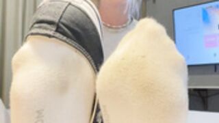xomaddykxo taking of her socks and shoes with her feet
