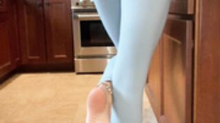 xomaddykxo showing her feet wearing leggings