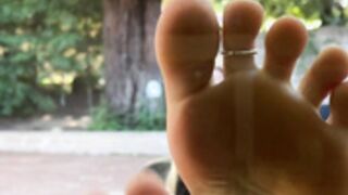 xomaddykxo showing her feet through the window