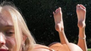 xomaddykxo showing her ass and feet at the garden
