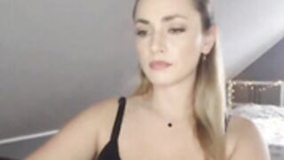 ScarlettBody sexy shy streamer
