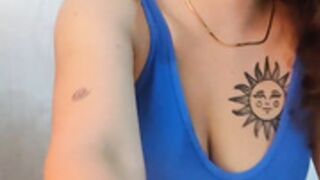 sofikai calificando pijas y mostrando las tetas