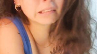sofikai calificando pijas y mostrando las tetas
