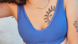 sofikai calificando pijas y mostrando las tetas