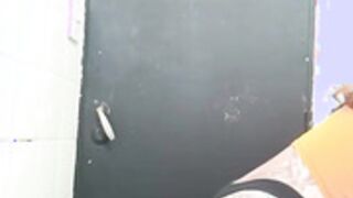 tiffany yendo al baño del bar a desnudarse