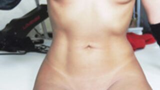 Hefner_Girl nosi crne rukavice_1137_1288