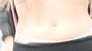 Tiffany sacándose el top