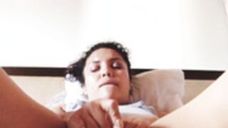 KylieLewiss Fingers her pussy till she cum