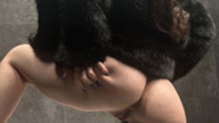 Elli_ana-naked under her fur coat