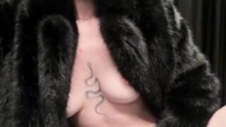 Elli_ana-naked under her fur coat