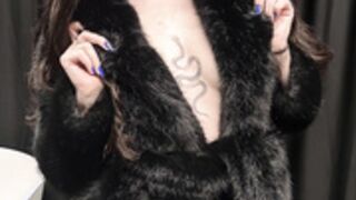 Elli_ana-naked under her fur coat