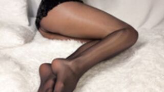 carolina__reaper masturbates her pussy in shiny nylons 5