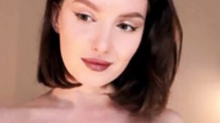 Red_Lips_Girl 043026-1