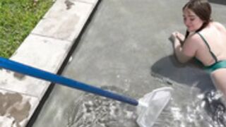 Redheadwhinter in pool