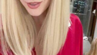 Diora Baird fingering her cooch