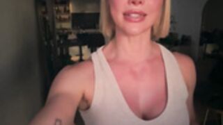 Female bodybuilder sniffs her armpits