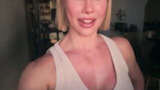 Female bodybuilder sniffs her armpits
