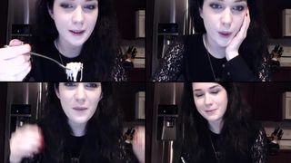 Evelynclaire spreading her thick legs in cam recording 2017-10-05_065948