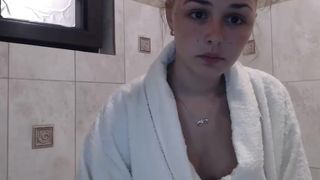 Голая Шурыгина моется в ванной