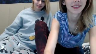 Шурыгина с подругой дрочат радиовибраторами