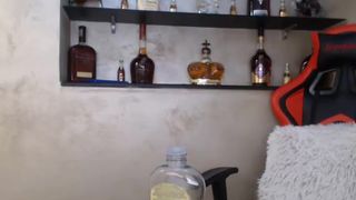 Шурыгина дрочит до сквирта, а потом обмазывается маслом