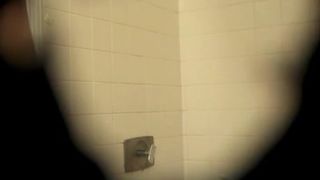 Espiando a una chinita en la ducha 2