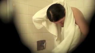 Espiando a una chinita en la ducha 2