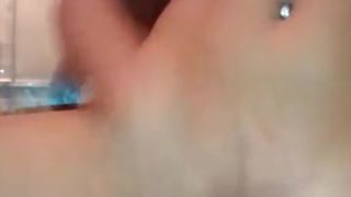 Morena novinha tocando siririca e gozando no Banh