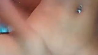 Morena novinha tocando siririca e gozando no Banh