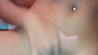 Morena novinha tocando siririca e gozando no Banh
