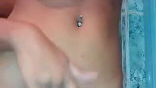 Morena novinha tocando siririca e gozando no Banh