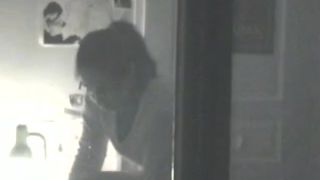 Chica a través de la ventana