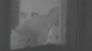 Chica a través de la ventana