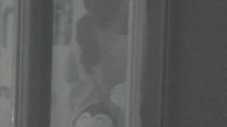 Chica a través de la ventana