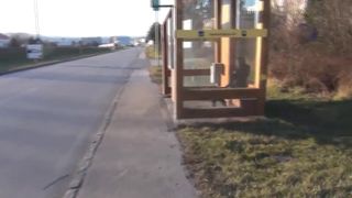 Bus Stop Encuentran A Una Chica