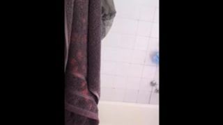 Candela Usando La Ducha De la Casa