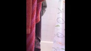 Candela Usando La Ducha De la Casa